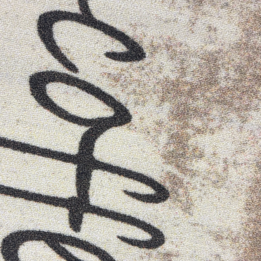 Grafischer Küchenteppich Beige mit Coffee-Time-Typografie und Linie