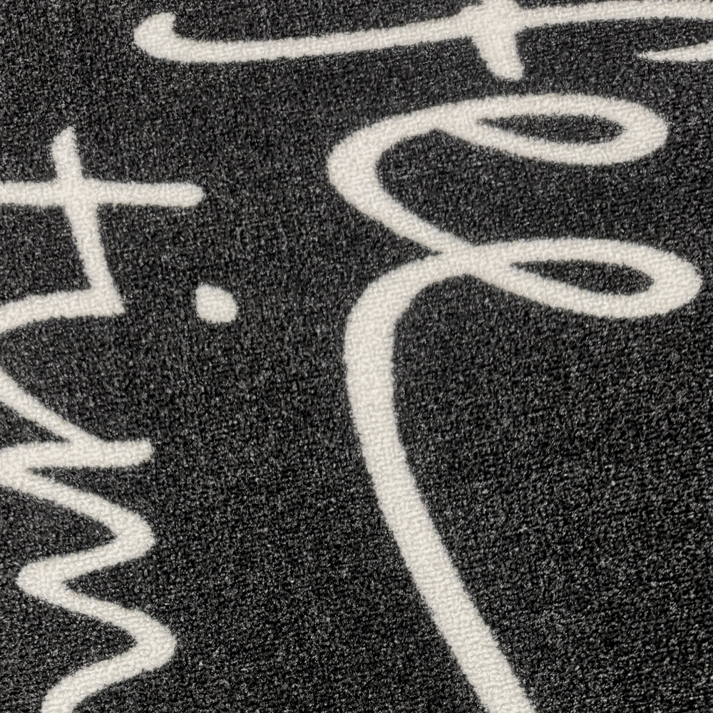 Grafischer Küchenteppich Schwarz mit Coffee-Time-Typografie und Linie