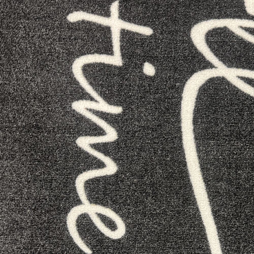 Grafischer Küchenteppich Schwarz mit Coffee-Time-Typografie und Linie