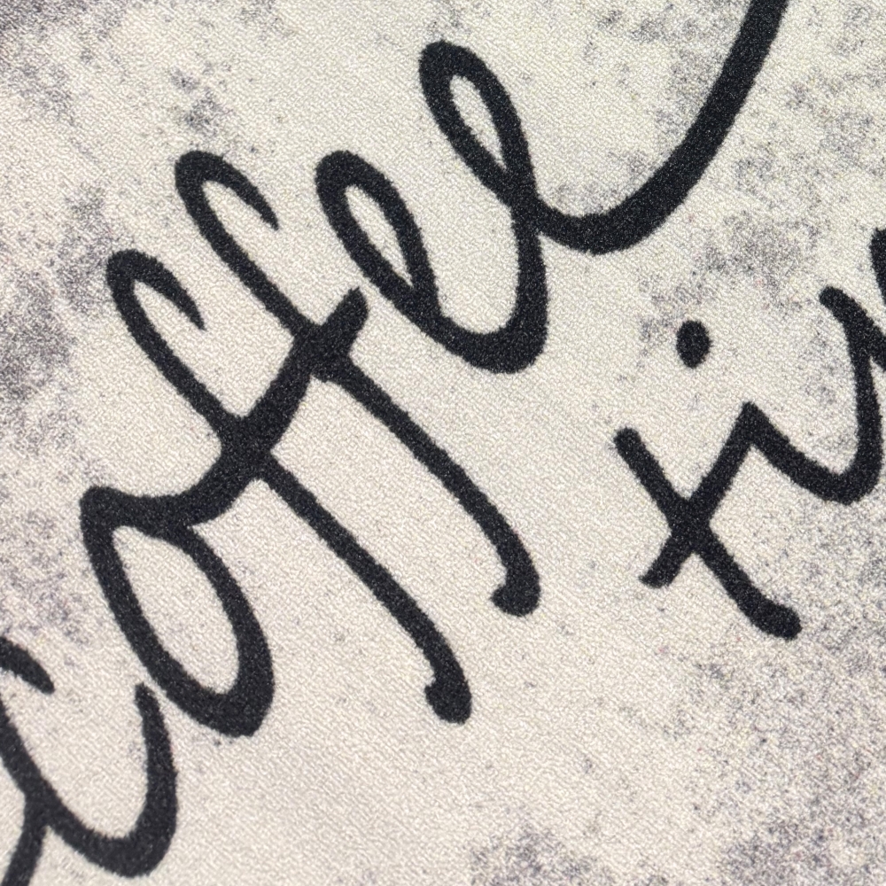 Grafischer Küchenteppich Grau mit Coffee-Time-Typografie und Struktur