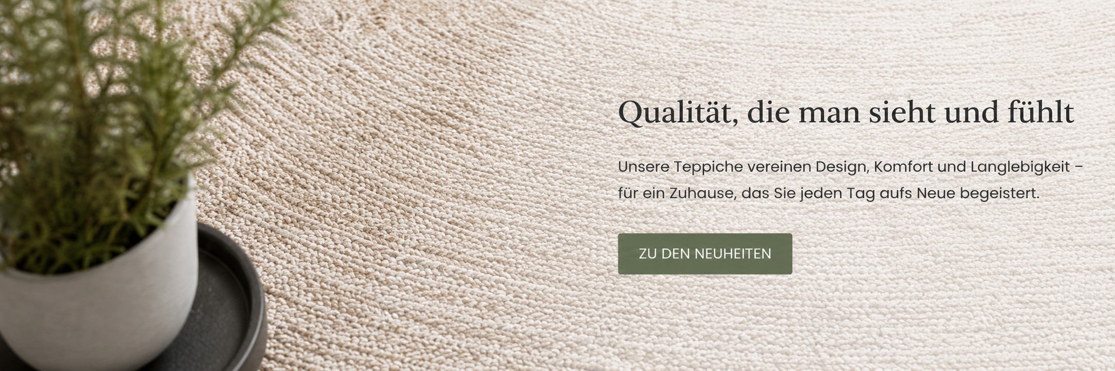 : Nahaufnahme eines cremefarbenen Teppichs mit Pflanze und Hinweis auf aktuelle Teppich